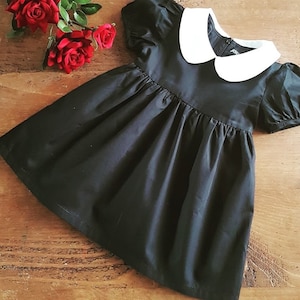 Klassisches einfarbiges Mädchenkleid