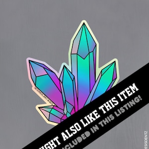 Op de afbeelding: Een holografische sticker met een cluster van iriserende blauwe, paarse en roze kristallen. De sticker heeft een witte omtrek en een zwarte achtergrond.