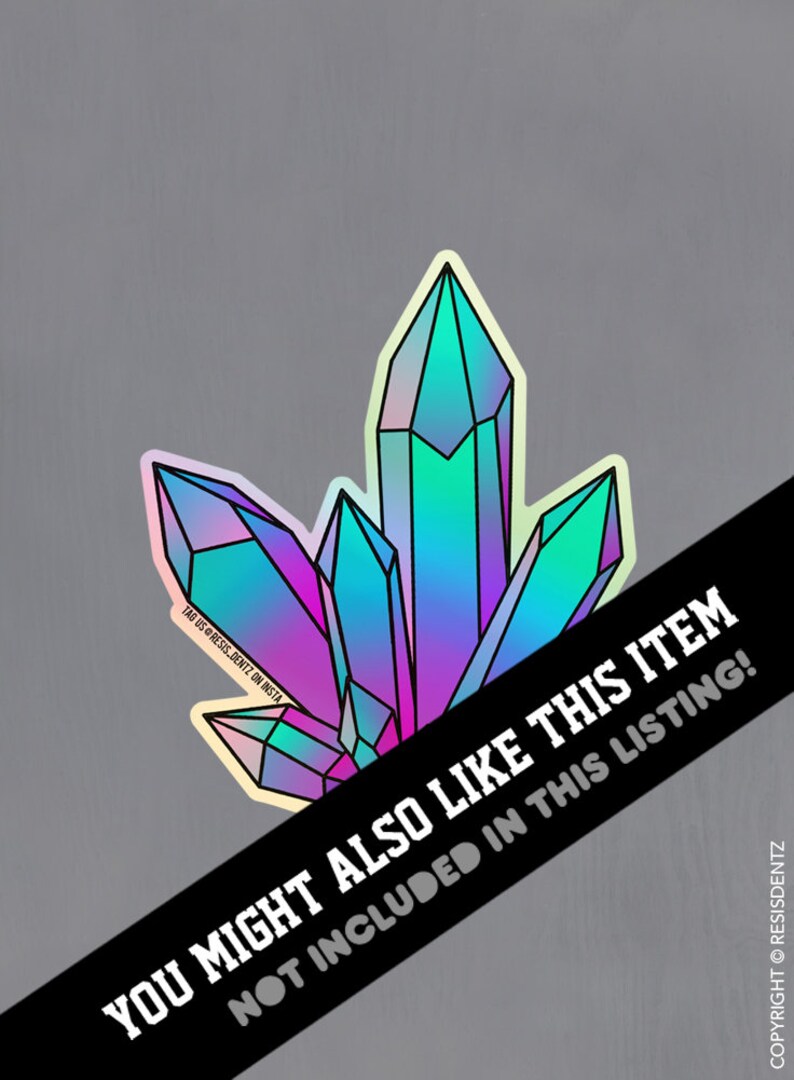 Op de afbeelding: Een holografische sticker met een cluster van iriserende blauwe, paarse en roze kristallen. De sticker heeft een witte omtrek en een zwarte achtergrond.