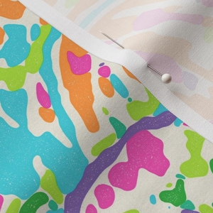 Pu&ograve; includere: Primo piano di un tessuto con un motivo astratto colorato. Il tessuto presenta uno sfondo bianco con forme grandi e irregolari in tonalit&agrave; di blu, verde, rosa, arancione e viola.
