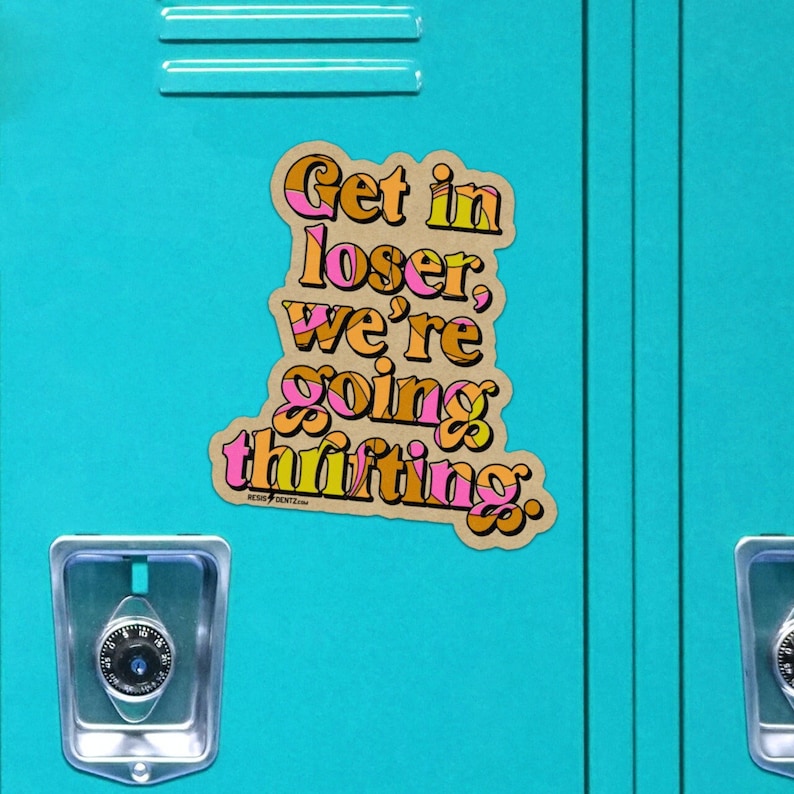 Op de afbeelding: Een bruine locker met een kleurrijke sticker waarop staat: "Get in loser, we're going thrifting."