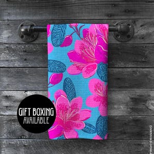 Theedoek kersenbloesemwafel roze fuchsia bloemen op blauw | Zachte microvezelhanddoek voor keuken of bad
