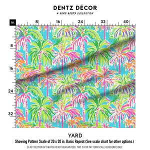 Pu&ograve; includere: Un motivo ripetuto di palme colorate su uno sfondo blu chiaro. Il motivo &egrave; di 20 pollici per 20 pollici. Il testo "DENTZ D&Eacute;COR" e "A HOME GOODS COLLECTION" &egrave; nella parte superiore dell'immagine. Il testo "YARD" &egrave; nella parte inferiore dell'immagine. Il testo "Showing Pattern Scale of 20 x 20 in. Basic Repeat (See scale chart for other options.)" &egrave; sotto la parola "YARD". Il testo "EXACT SECTION OF SWATCH IS NOT GUARANTEED. THIS IS FOR PATTERN SCALE REFERENCE ONLY." &egrave; sotto il testo precedente.