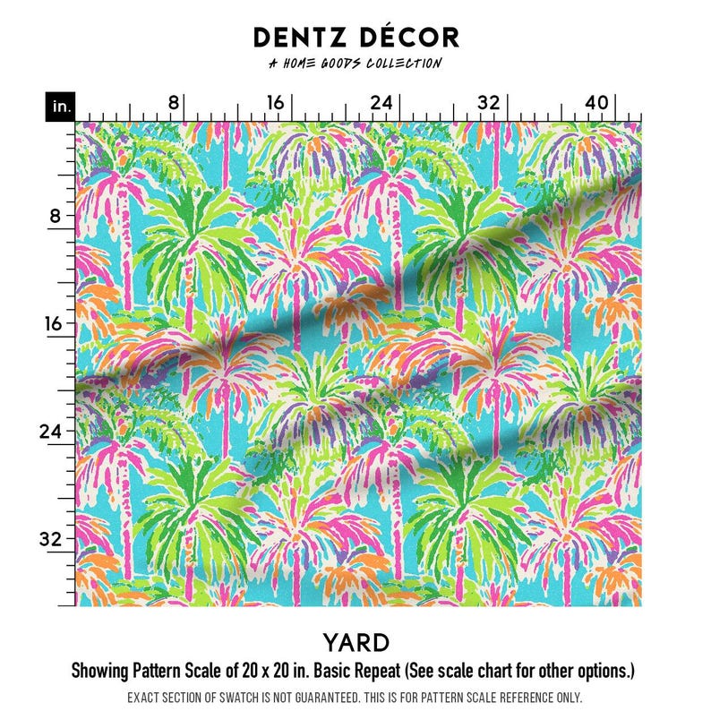 Pu&ograve; includere: Un motivo ripetuto di palme colorate su uno sfondo blu chiaro. Il motivo &egrave; di 20 pollici per 20 pollici. Il testo "DENTZ D&Eacute;COR" e "A HOME GOODS COLLECTION" &egrave; nella parte superiore dell'immagine. Il testo "YARD" &egrave; nella parte inferiore dell'immagine. Il testo "Showing Pattern Scale of 20 x 20 in. Basic Repeat (See scale chart for other options.)" &egrave; sotto la parola "YARD". Il testo "EXACT SECTION OF SWATCH IS NOT GUARANTEED. THIS IS FOR PATTERN SCALE REFERENCE ONLY." &egrave; sotto il testo precedente.