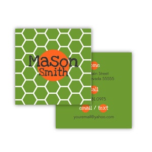 Op de afbeelding: Een visitekaartje met een groen en wit honingraatpatroon en een oranje cirkel in het midden met de tekst "Mason Smith". De andere kant van de kaart heeft de tekst "Home", "Main Street", "Nevada 55555", "Call", "81.0975", "email / text" en "youremail@yahoo.com".
