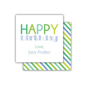Pode incluir: Cart&atilde;o de anivers&aacute;rio quadrado branco com as palavras "HAPPY BIRTHDAY" em verde e azul. O cart&atilde;o tamb&eacute;m inclui o texto "Love, Jack Anders". O cart&atilde;o tem um padr&atilde;o listrado em verde, azul e branco na parte de tr&aacute;s.