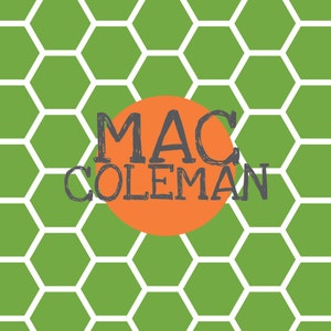 Op de afbeelding: Een honingraatpatroon achtergrond met een oranje cirkel in het midden. De tekst "MAC COLEMAN" is in zwart in de cirkel geschreven.