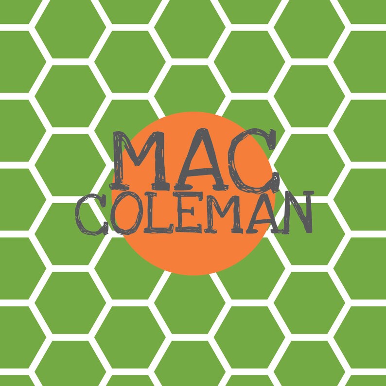 Op de afbeelding: Een honingraatpatroon achtergrond met een oranje cirkel in het midden. De tekst "MAC COLEMAN" is in zwart in de cirkel geschreven.