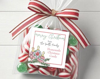 Könnte beinhalten: Ein klarer Zellophanbeutel gefüllt mit rot-weiß gestreiften Zuckerstangen und grünen Bonbons. Der Beutel ist mit einem rot-weiß gestreiften Band gebunden. Ein weißes Etikett liest sich "Merry Christmas" und "Homemade Christmas Candy".