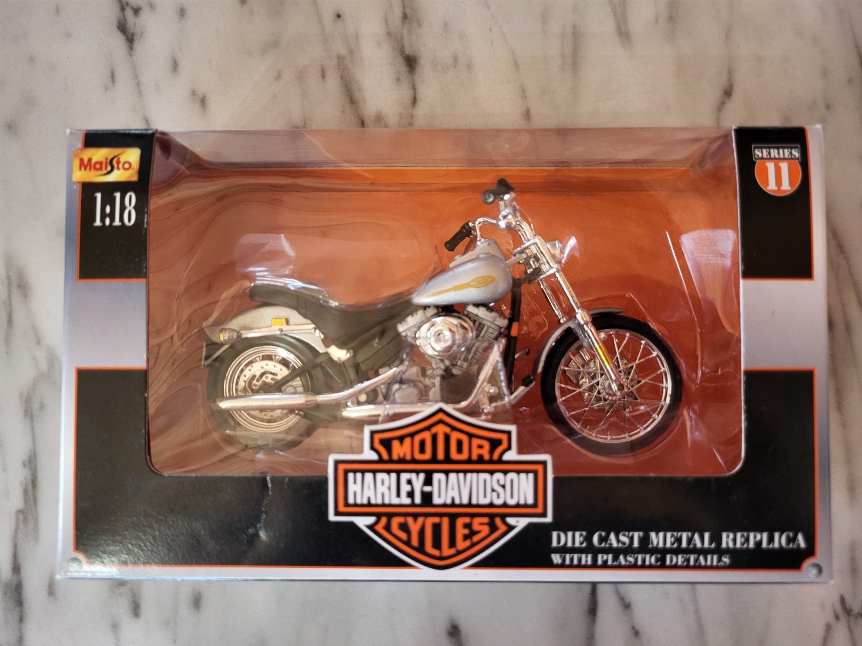 シャイニングゴールデン ハーレーダビッドソン 1:18スケール レプリカ
