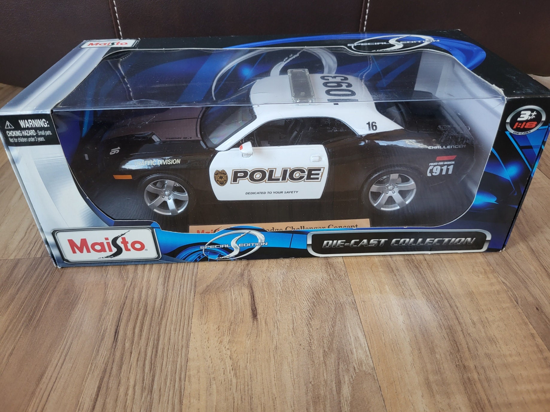 Maisto 2006 Dodge Challenger Concept Diecast 1:18 Scale Police