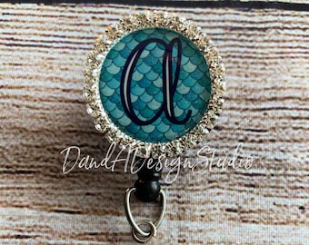 Mermaid Initial Badge Reel: Strass einziehbare Badge Clip