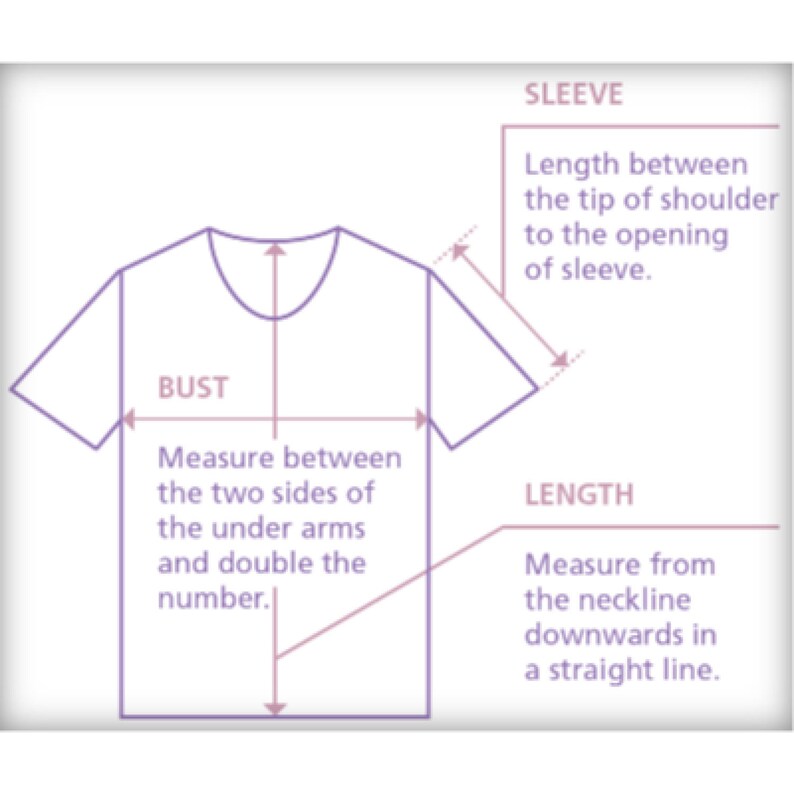 Puede incluir: Diagrama que muestra c&oacute;mo medir el busto, la manga y la longitud de una camiseta. La medida del busto se toma a trav&eacute;s del pecho, debajo de los brazos. La medida de la manga se toma desde el hombro hasta el final de la manga. La medida de la longitud se toma desde el escote hasta el dobladillo inferior.