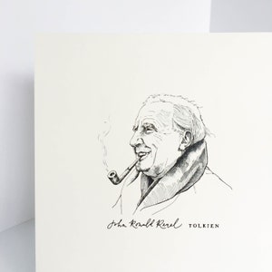 Könnte beinhalten: Schwarz-Weiß-Tuschezeichnung von J.R.R. Tolkien, der eine Pfeife raucht. Das Porträt zeigt Tolkien im Profil, mit dem Text "John Ronald Reuel" und "Tolkien" unter dem Bild.