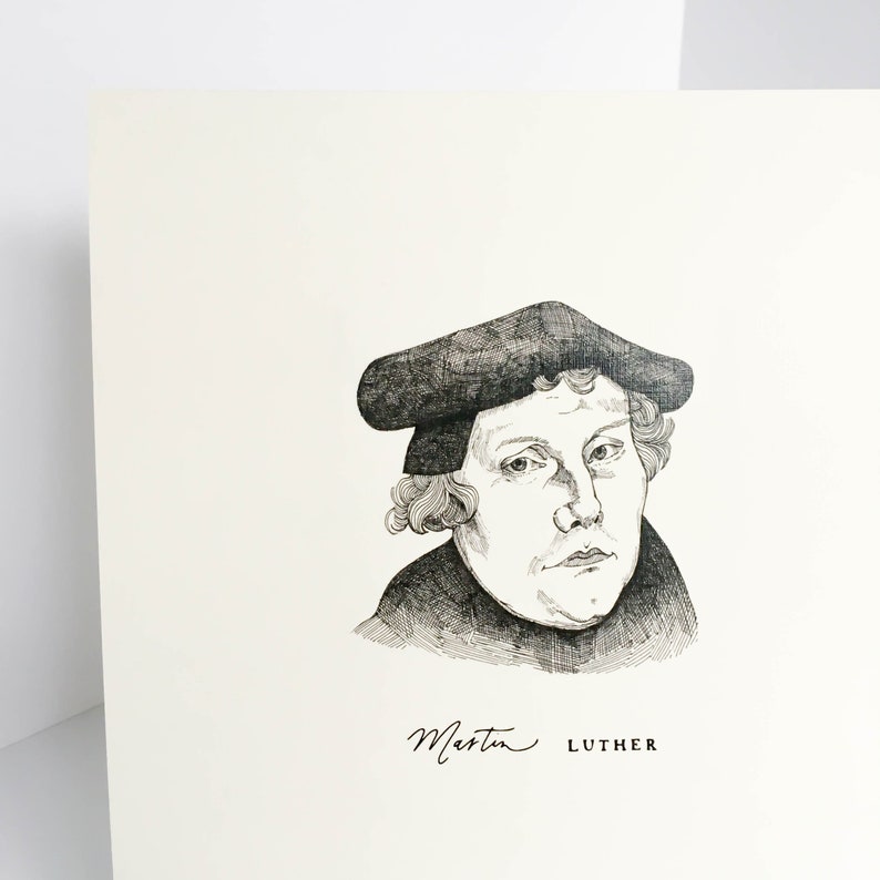 K&ouml;nnte beinhalten: Schwarz-Wei&szlig;-Portr&auml;t von Martin Luther, im Detail mit Tusche gezeichnet. Die Illustration zeigt Luther mit Hut und dunklem Mantel. Der Name "Martin LUTHER" steht darunter in eleganter Schrift.