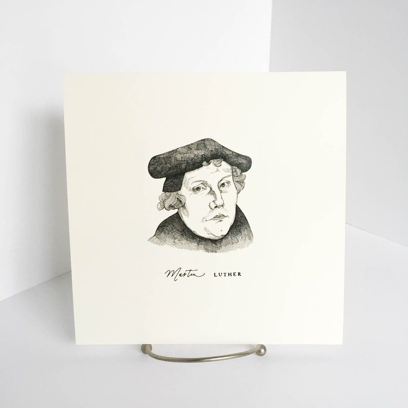 K&ouml;nnte beinhalten: Ein Schwarz-Wei&szlig;-Portr&auml;t von Martin Luther, der einen Hut und einen dunklen Mantel tr&auml;gt. Der Name "Martin LUTHER" ist unter dem Portr&auml;t in Kursivschrift auf einem cremefarbenen quadratischen Papier geschrieben.