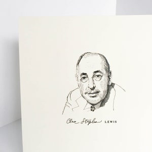 Könnte beinhalten: Schwarz-Weiß-Tuscheporträt von C.S. Lewis vor cremefarbenem Hintergrund. Das Porträt zeigt Lewis in Anzugjacke und Krawatte. Der Name "Clive Staples LEWIS" steht darunter in Schreibschrift und Blockbuchstaben.