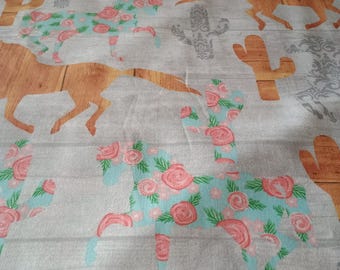 Tela/costura/acolchado/material de algodón con estampado de caballos en tonos pastel y madera de cactus