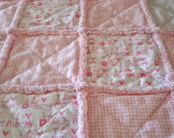 Me encanta la colcha de retazos para mamá, papá y bebé.