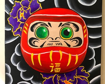 Könnte beinhalten: Eine rote und goldene Daruma-Puppe mit grünen Augen vor einem schwarzen Hintergrund. Die Puppe ist von weißen und grauen Wolken und lila Blumen umgeben. Die Puppe trägt das Wort "福" auf ihrer Vorderseite, was im Japanischen "Glück" bedeutet.