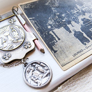 Livret de danse antique de Lourdes en métal argenté, carnet de bal, plus collier pendentif apparition du centenaire de 1958 carte postale de Lourdes vintage 3 articles