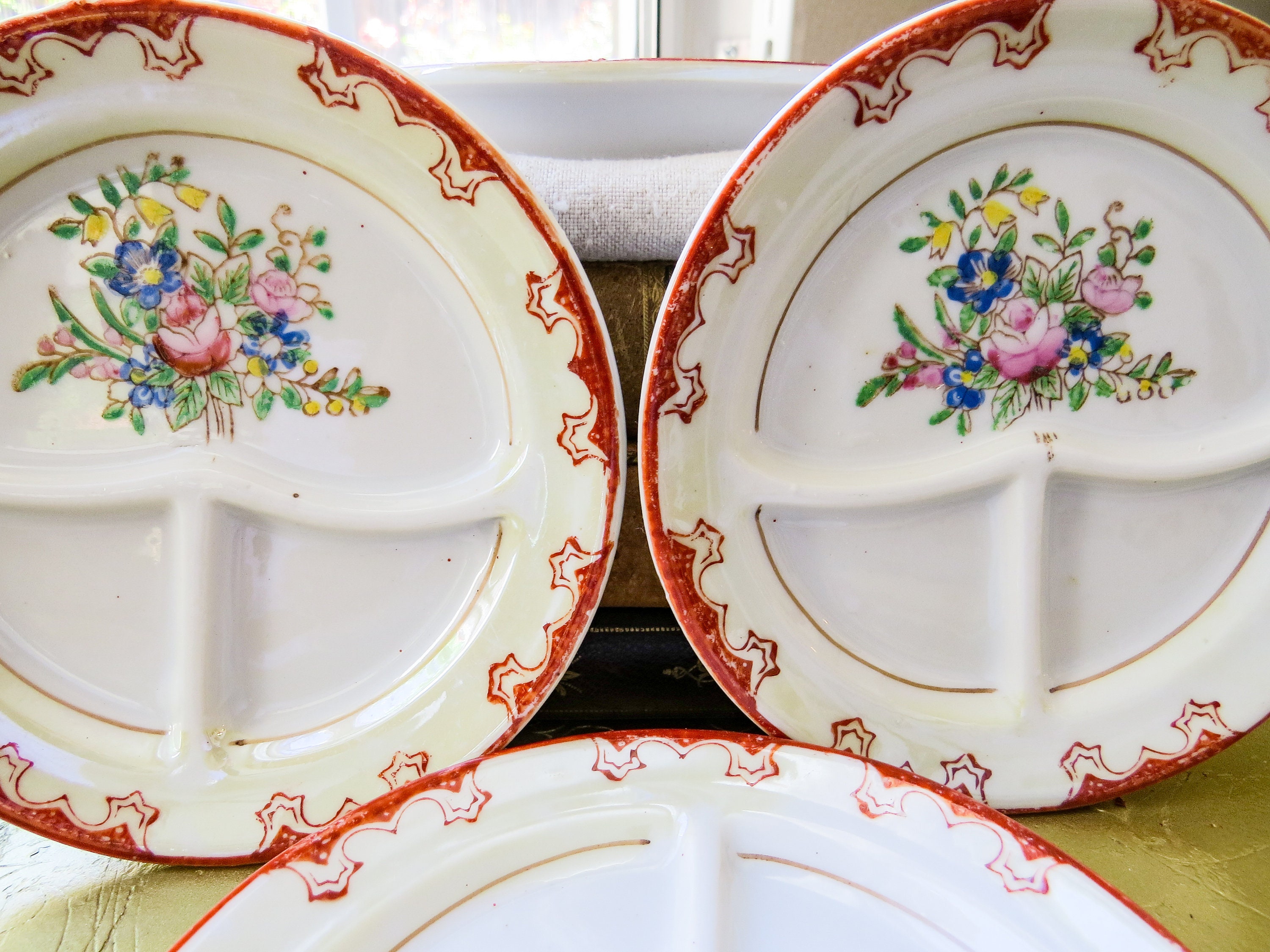 Set von 4 Japan-Puppengeschirren: Porzellan-Geteilte-Teller, Blumenmuster