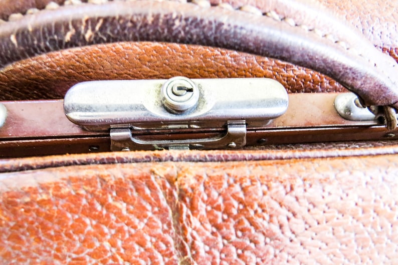 A classic Gladstone-style doctor's bag, first popularized in the