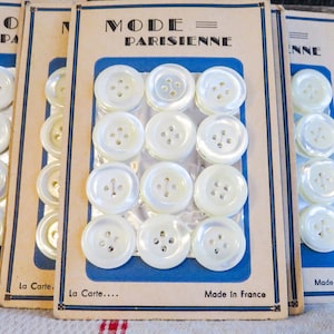 Botones de nácar franceses antiguos en cartulina. Hay 12 botones en la cartulina. Cada botón mide 3/4" de diámetro y tiene una moneda de cinco centavos. Mode Parisienne