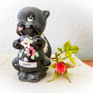 DeLee Art Pottery &quot;Sniffy&quot; Skunk Shaker - Terraglia della California del 1948