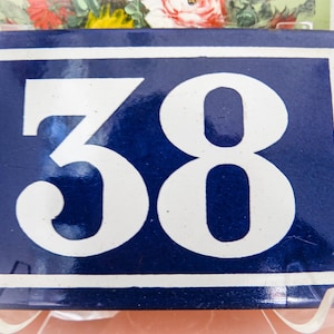 Vintage französische Emaille Nummer 38, Haus oder Wohnung Adressnummer. Klassisches Marineblau und Weiß. Aus Beaune, Frankreich Emailleware Granitware