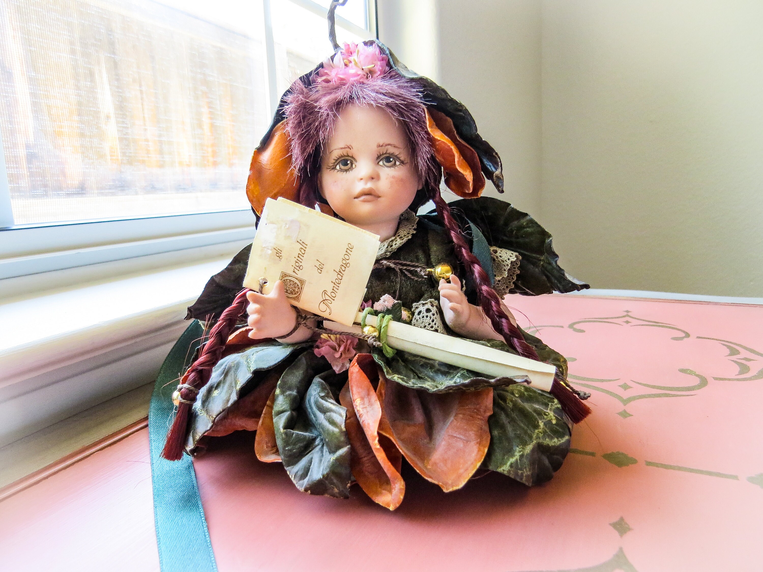 Bambola in porcellana Fata Montedragone con etichetta a libretto
