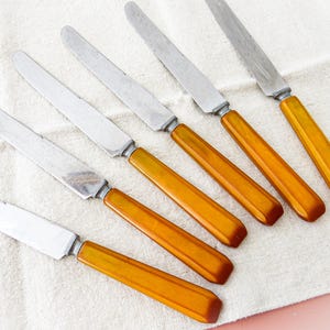 Royal Brand Cutlery Company 6 Teiliges Messer Set, Sharp Cutter Besteck, Butterscotch Bakelit Griffe. 1940er Jahren oder davor. Passendes Set. Bakelit