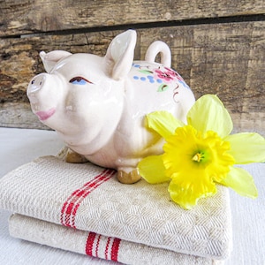 deLee Kunstkeramik Sparschwein, Butch. 1940s Entzückende Figur mit lockigem Schwanz und einem runden Bauch, um viele Münzen zu halten Original Papier Label.