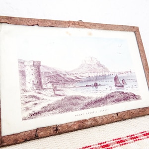 Souvenir Postkarte Mount Orgueil, Jersey, Kanalinseln. Unter Glas mit braunen Papierrändern. Getragen. Einige Feuchtigkeitsflecken. Anfang 1900
