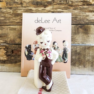deLee Art Pottery Figur, Namens &quot;&quot;Larry&quot;&quot;.&quot; 60er Jahre Blumentopf / Übertopf. Larry steht vor der 1940er Jahre California Pottery Dapper Young Men Series