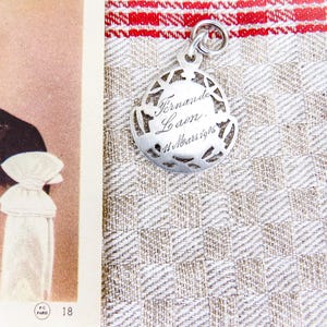 Antieke Franse hanger met sterlingzilveren medaille, souvenir van de 1e communie op 11 maart 1906. Wafeltje met kelk. Wordt geleverd met een kaart voor de eerste communie.