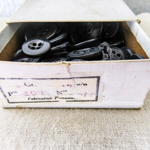 Caja francesa con botones negros. Original y completa, tal como se encuentra en la caja. Embalaje con etiqueta en francés. Fabricación francesa. Fabricado en Francia.