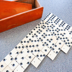 Anciens Dominos Napoléon III En Os Et Ébène - Jeu De Société Vintage