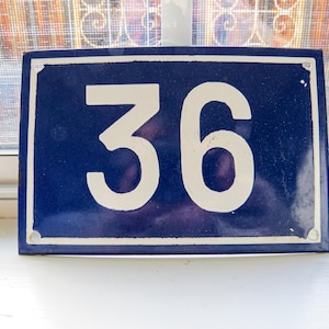 Vintage französische Emaille Nummer 36, Haus oder Wohnung Adressnummer. Klassisches Marineblau und Weiß. Aus Beaune, Frankreich Emailleware Granitware