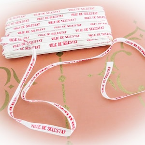 Vintage französisches Wäscheband, Ville de Sélestatt, Elsass Frankreich. Vintage auf Original Karte. Rote gewebte Buchstaben auf weißem Klebeband. Zur Identifikation