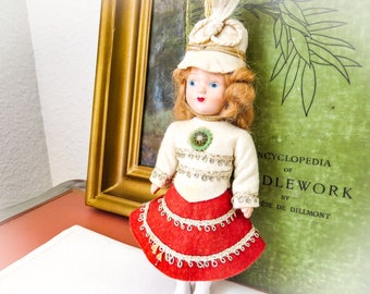 Bambola vintage Virga Majorette in costume originale in feltro con cappello, bambola della banda musicale, capelli biondo fragola, scarpe e calzini bianchi dipinti degli anni '40