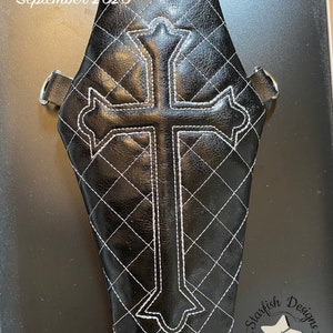 Bolsa con cremallera en forma de ataúd con cruz gótica - 3 tamaños: 5 x 7 para el brazo, 6 x 10 y 7 x 11 para el cuerpo - Diseño de bordado en el aro Descarga digital