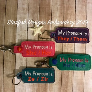 ITH Pronome de gênero Meu pronome é Snap Tab e série de ilhós Chaveiro Design de bordado 4x4 e 5x7 Orgulho Identidade LGBT Snap Tabs