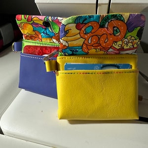 The Mia Wallet - Design de bordado ITH In the Hoop - Feito em dois aros - Para aros 5x7 - Totalmente forrado - Download digital