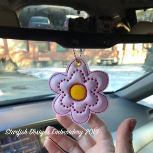 Difusor de aceite esencial ITH In the Hoop, diseño bordado para percha de aroma de coche de 4 x 4 pulgadas, diseño de flor