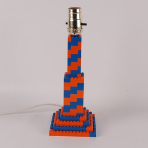 Lámpara en espiral naranja y azul fabricada con elementos LEGO®