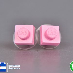 Eén paar vierkante felgekleurde chirurgische stalen oorbellen gemaakt van LEGO® Elements