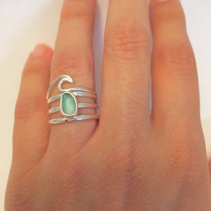 Anillo de onda de plata de ley en capas, anillo en capas de vidrio marino o perla de agua dulce, anillo de declaración del océano, anillo de declaración de plata
