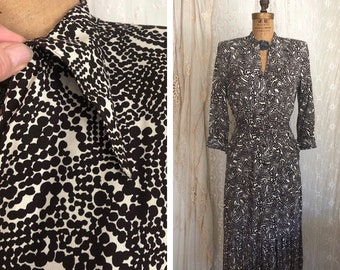 Vintage 40's Dress / Novelty Print / Hourglass / Pleated / 1940s Dress / Rayon / L'Aiglon  Label / Size S