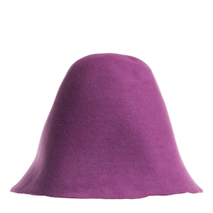 Puede incluir: Un sombrero de fieltro morado con un ala ancha y una corona redonda.